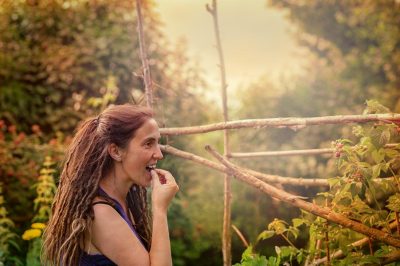 vegane Ernährungsberaterin für Schwangerschaft, Stillzeit und Beikostzeit nascht Himbeere