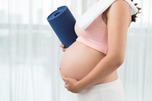 vegane Schwangere mit Yogamatte