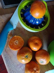 Orangen und Mandarinen auspressen