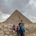 Kinder vor der Pyramide in Gizeh