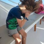 Matteo im Wind auf dem Boot
